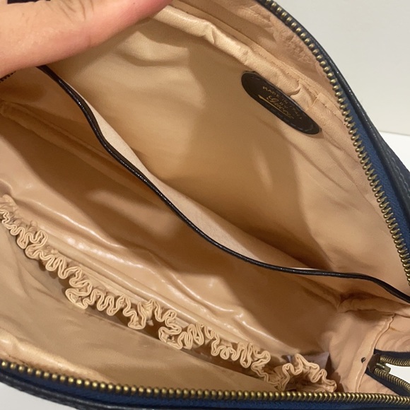 SOLD💙Vintage Gucci Toiletry Pouch💙 - Picture 8 of 16